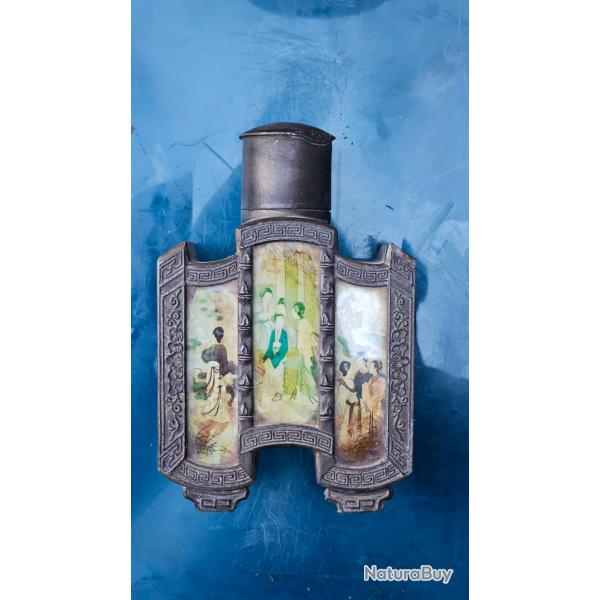 Ancienne flasque chinoise m�tal patin� bronze d�cor personnages - art asiatique