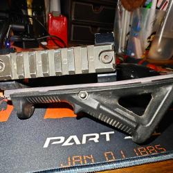 Griffe rail pour fut de FAMAS