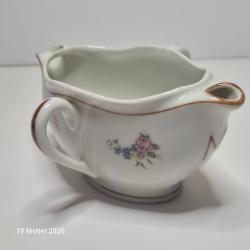 Sauci&egrave;re en porcelaine blanche de Limoges qui permet de s&eacute;parer le gras du maigre de vos sauces