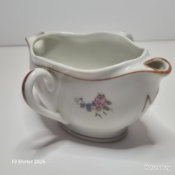 Sauci�re en porcelaine blanche de Limoges qui permet de s�parer le gras du maigre de vos sauces
