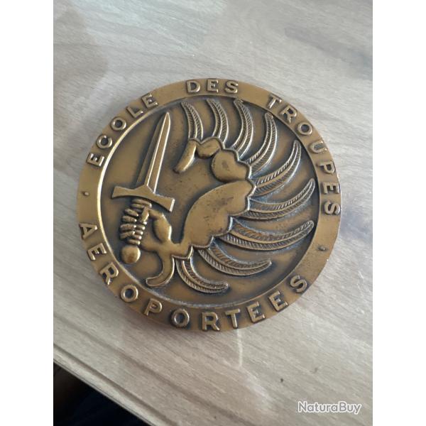 M�daillon militaire bronze �cole des troupes a�roport�es 1977