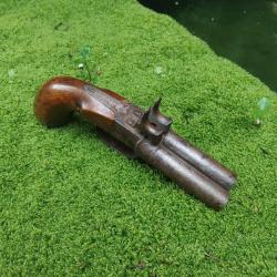 Pistolet a percussion justapose