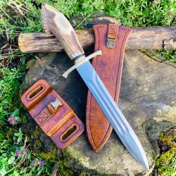 dague de chasse d'artisan / bois de cerf / fourreau et porte fourreau en cuir  ( 2 )