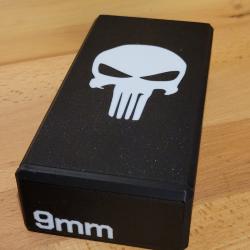 Boite &agrave; munitions 9mm noire motif Punisher blanc