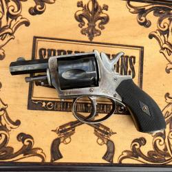 Revolver type le renforc&eacute; en 8mm92, &agrave; pontet. Fabrication civile de la fin du XIXe si&egrave;cle.