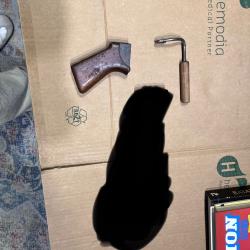 Rare ensemble poign&eacute;e et poign&eacute;e transport bois pour l1a1