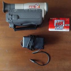 Cam&eacute;ra vintage compl&egrave;te plus une cassete neuve .