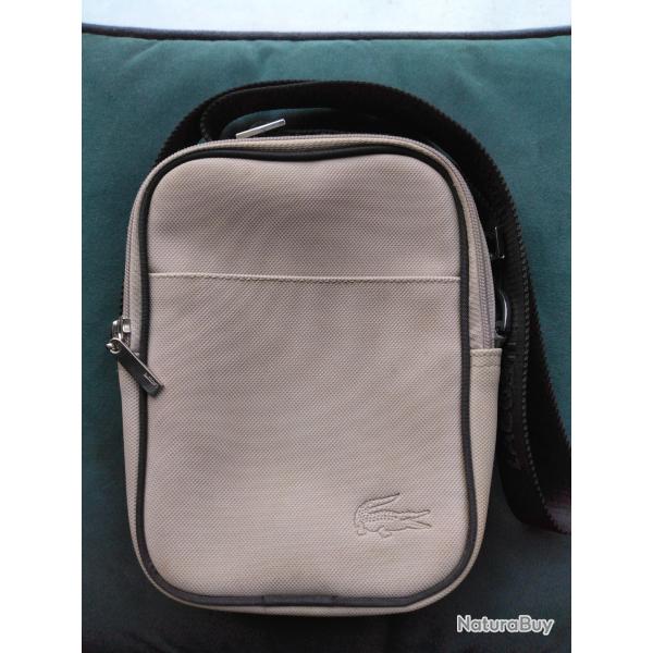 Pochette �paisse imperm�able Lacoste.