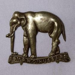 Cap badge insigne coiffure Anglaise 19th P.W.O. Hussars WW2