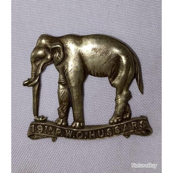 Cap badge insigne coiffure Anglaise 19th P.W.O. Hussars WW2