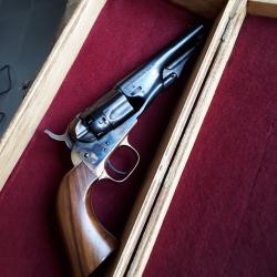 Coffret en bois pour petites armes de poings ou autres..Travail artisanal soign&eacute;.