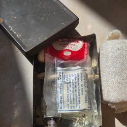 Trousse de secours ancienne compl&egrave;te - seringue en verre - n&eacute;cessaire de couture / premiers soins -