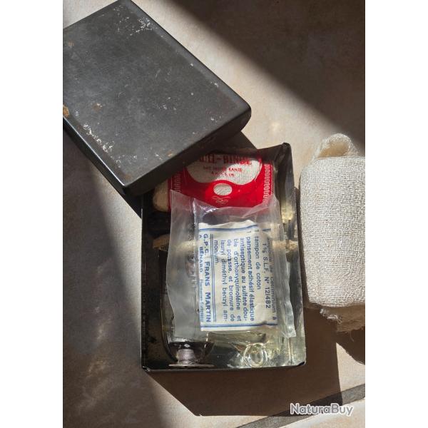 Trousse de secours ancienne compl�te - seringue en verre - n�cessaire de couture / premiers soins -