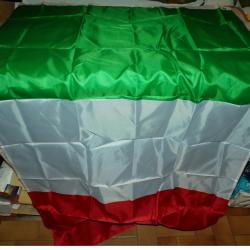 DRAPEAU DE L'ITALIE , DIMENSION 150 CM X 90 CM , DEUX OEUILLETS POUR LE SUSPENDRE , ETAT NEUF VOIR P