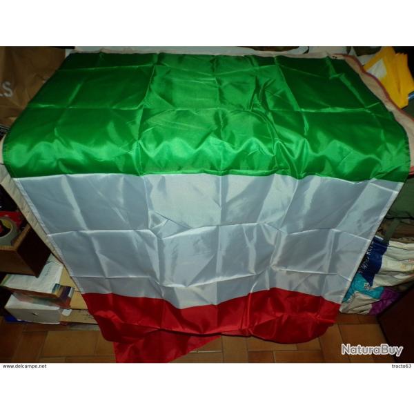 DRAPEAU DE L'ITALIE , DIMENSION 150 CM X 90 CM , DEUX OEUILLETS POUR LE SUSPENDRE , ETAT NEUF VOIR P