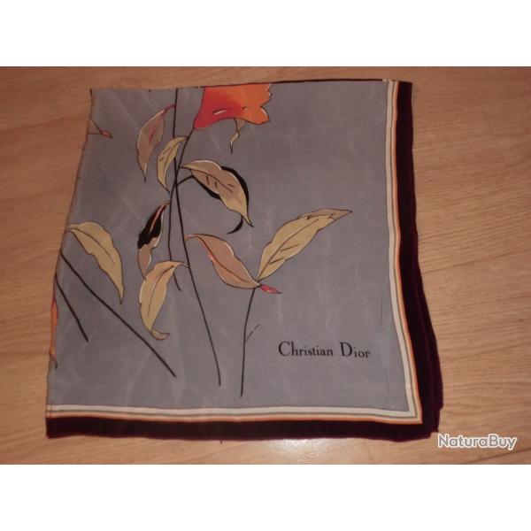 carr� foulard vintage 100%   soie  chritian dior  66 X 63 cm