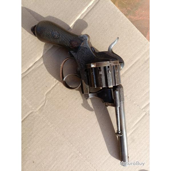 Revolver 12 coups chaineux