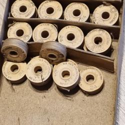 Bobines de fil arm&eacute;e am&eacute;ricaine ann&eacute;e 43/45 pour recoudre treillis