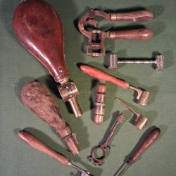 Poires &agrave; poudre et accesoires rechargement chasse Lot.