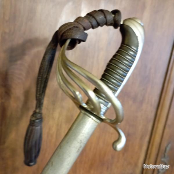 Excellent sabre d'officier d'infanterie Mle 1882, complet avec dragonne et b�li�re