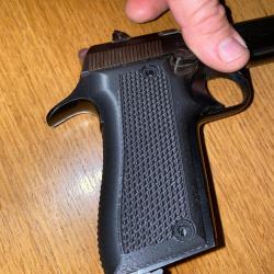 (N�X3) Crosse noire droitier pour pistolet Unique 22lr mod&egrave;le D et E.