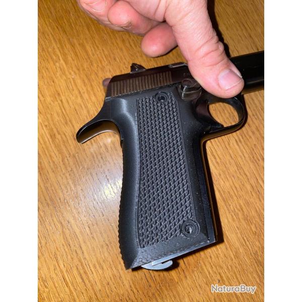 (N�X3) Crosse noire droitier pour pistolet Unique 22lr mod�le D et E.