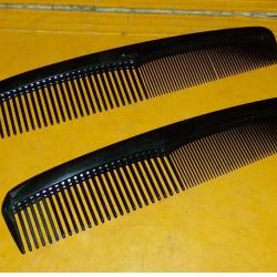 LOT DE 2 PEIGNES POUR TROUSSE DE TOILETTES DE L'ARMEE FRANCAISE&nbsp;&nbsp;, PEIGNE REGLEMENTAIRE DE L'ARMEE F