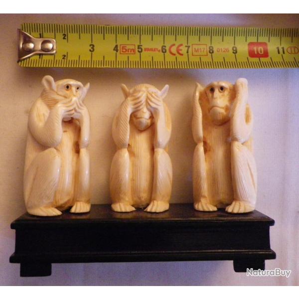 Trois Singes de la Sagesse en os ou corne et socle bois "mati�re finement sculpt�s +++"