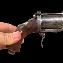 rare  poivri&egrave;re devisme calibre 9 mm percussion centrale