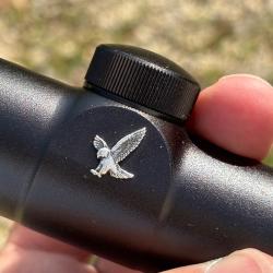 Lunette SWAROVSKI battue.