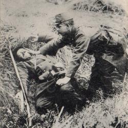 CPA - Grande Guerre - 1914 - Soldat Secourant son Camarade Bless&eacute; - N&deg;7585