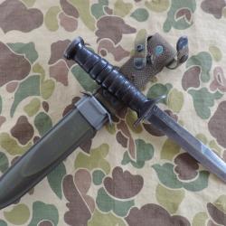 Poignard USM3 Imperial avec marquage sur lame, poign&eacute;e avec entretoises noires.