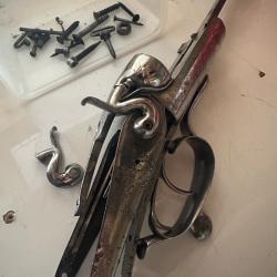 Lot de pi&egrave;ces d&eacute;tach&eacute;es juxtapos&eacute;s ancien