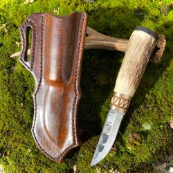 couteau de chasse d'artisan d'inspiration scandinave / bois de cerf , ivoire sculpt&eacute;, et corne noire