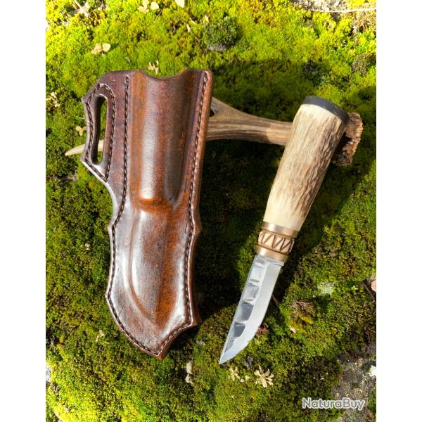 couteau de chasse d'artisan d'inspiration scandinave / bois de cerf , ivoire sculpt�, et corne noire