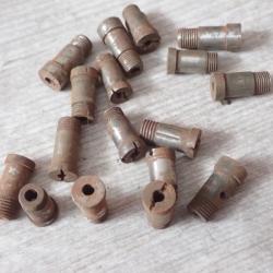 Pour armurier : Vis, axe filet&eacute; pour r&eacute; ajustage du jeu sur fusils de chasse juxtapos&eacute;s