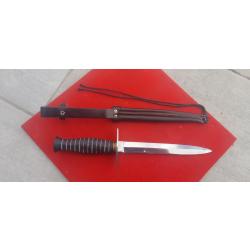 Poignard beret rouge