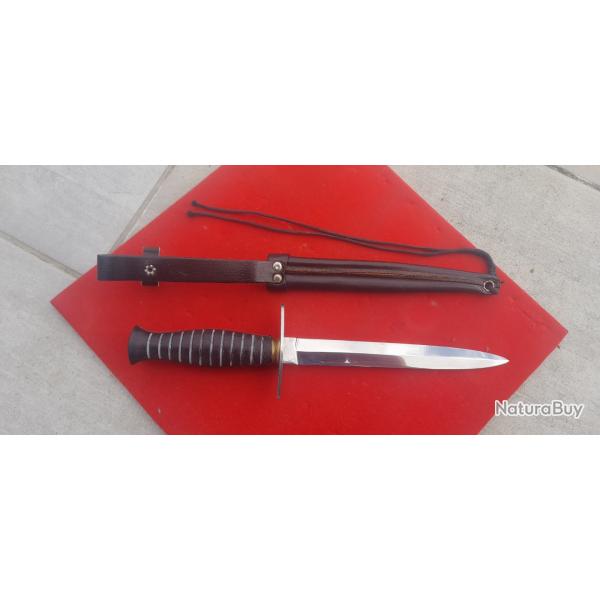 Poignard beret rouge