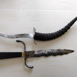 Paire de poignards &agrave; lame serpentine