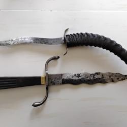 Paire de poignards &agrave; lames serpentines