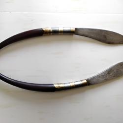 Paire de poignards &agrave; lame lanc&eacute;ol&eacute; et manche en &eacute;b&egrave;ne