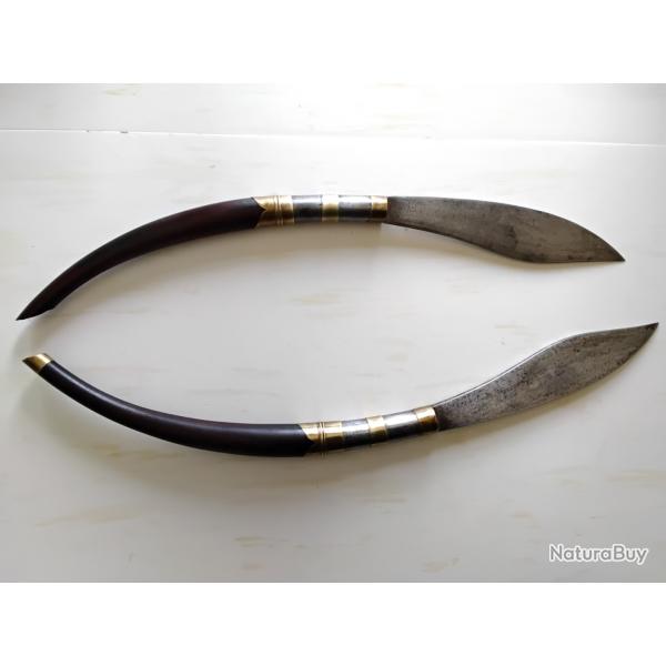 Paire de poignards � lame lanc�ol� et manche en �b�ne