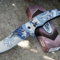 Couteau Tatouage YakuZa Semi Automatique Lame D&eacute;cor Vague Acier Inox Manche ABS Linerlock Clip