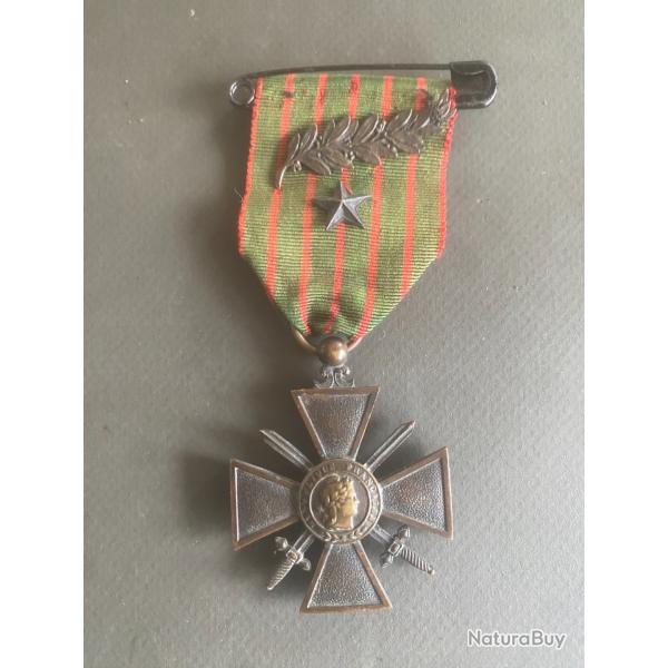 une m�daille croix de guerre 1914 / 1918 dans sa boite (ma r�f: 10 �� )