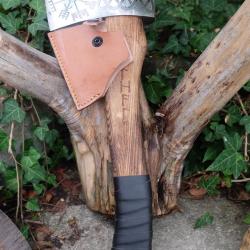 Hache de Viking Ragnar Lothbrok Lame Acier Carbone 1055 Symboles Manche Bois Etui Cuir Artisanale A1
