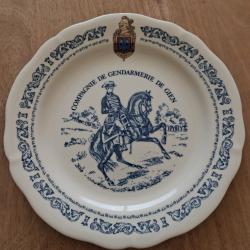 Assiette gendarmerie en fa&iuml;ence de Gien