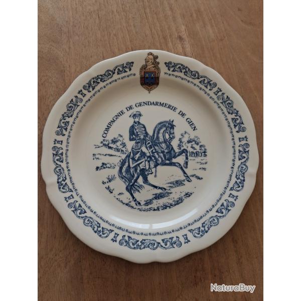 Assiette gendarmerie en fa�ence de Gien
