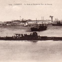 CPA - MARINE DE GUERRE  - LORIENT - La Rade et Entr&eacute;e du Port de Guerre " SOUS - MARIN "  -N&deg;7084