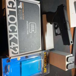 Glock 42  Umarex &eacute;tat neuf avec un chargeur neuf suppl&eacute;mentaire ainsi qu'un grip Hogue noir
