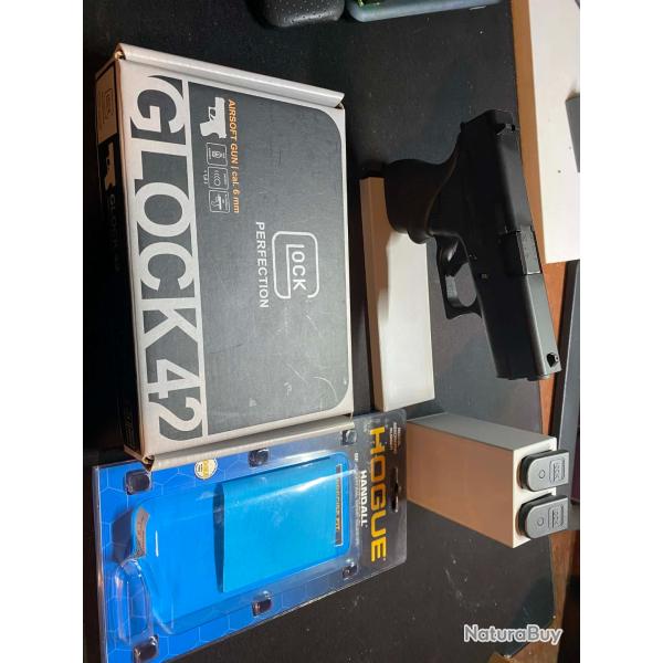 Glock 42  Umarex �tat neuf avec un chargeur neuf suppl�mentaire ainsi qu'un grip Hogue noir